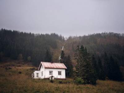 Заброшенные дома Скандинавии в необычном проекте. Фото