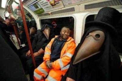 Странные наряды пассажиров метро, обожающих выделяться из толпы
