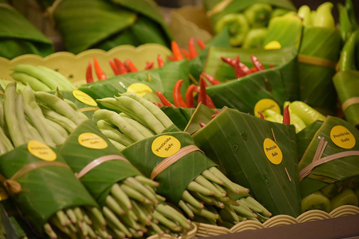 В Азии стали использовать банановые листья для упаковки овощей