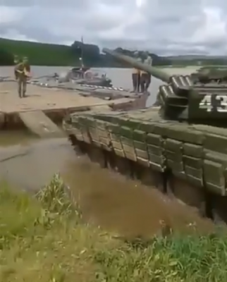 Российские военные эпично утопили танк, чем развеселили Сеть
