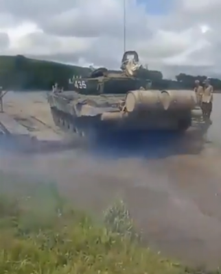 Российские военные эпично утопили танк, чем развеселили Сеть