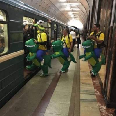 Странные наряды пассажиров метро, обожающих выделяться из толпы