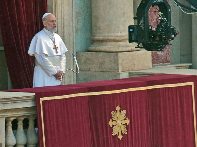 Джон Малкович в роли папы римского в сериале \"Новый папа\"