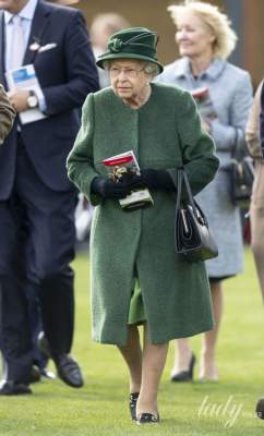 Елизавета II выбрала яркое пальто для выхода в свет. Фото