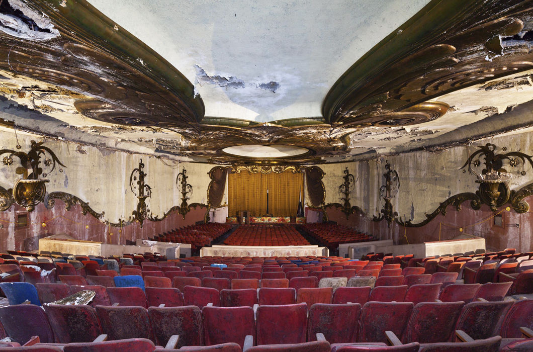 Заброшенные кинотеатры США в серии снимков