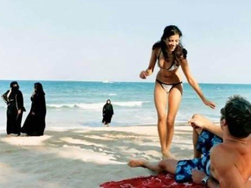 Власти ОАЭ просят туристов не ходить в бикини и не целоваться на пляже