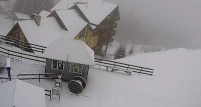 Украинский горнолыжный курорт замело снегом. Фото