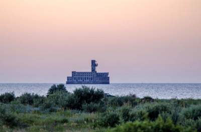 Необычная пристрелочная станция на берегу Каспийского моря. Фото