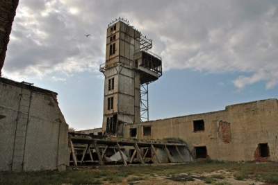 Необычная пристрелочная станция на берегу Каспийского моря. Фото