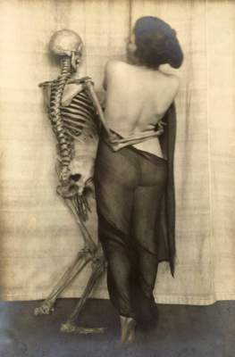 Загадочная фотосессия столетней давности со скелетом. Фото