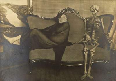 Загадочная фотосессия столетней давности со скелетом. Фото