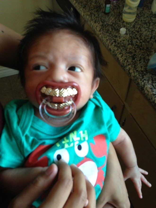 Смешные соски-пустышки для младенцев на снимках из в Instagram