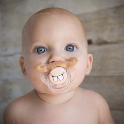Забавный тренд: младенцев фоткают с прикольными пустышками