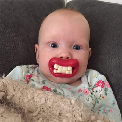 Забавный тренд: младенцев фоткают с прикольными пустышками