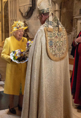 Елизавета II посетила службу в ярко-желтом наряде. Фото