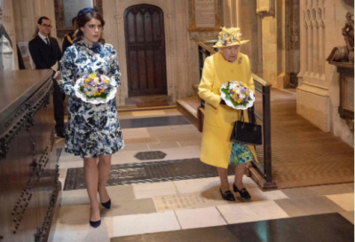Елизавета II посетила службу в ярко-желтом наряде. Фото