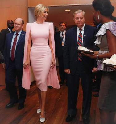 Сама элегантность: Иванка Трамп вышла в свет в розовом платье. Фото