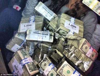 Американские стриптизерши, купающиеся в деньгах. Фото