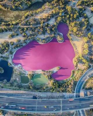 Известное австралийское озеро с розовой водой. Фото