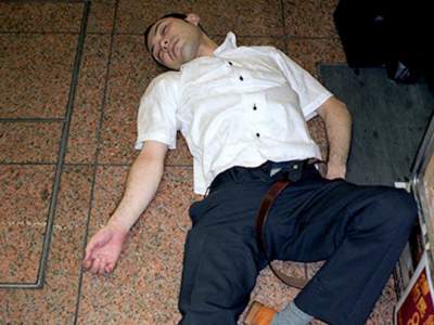 В Сети показали, как утомленные работой японцы засыпают на тротуарах. Фото