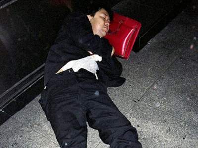 В Сети показали, как утомленные работой японцы засыпают на тротуарах. Фото