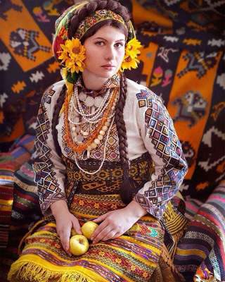 Очаровательные украинки в национальных костюмах. Фото