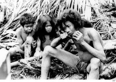 Люди из "дикого племени", оказавшиеся аферистами. Фото