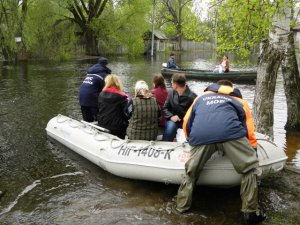 Жители черниговских сел заплывают в свои дома на лодках и рыбачат на огороде