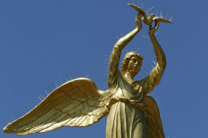 В Донецке статую ангела покрыли стальными шипами