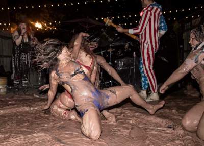 Зрелищные драки женщин в грязи. Фото