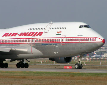 Пилоты Air India легли спать, оставив стюардессу управлять самолетом