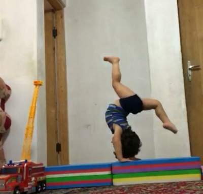 Двухлетний гимнаст удивил мир своими способностями. Фото