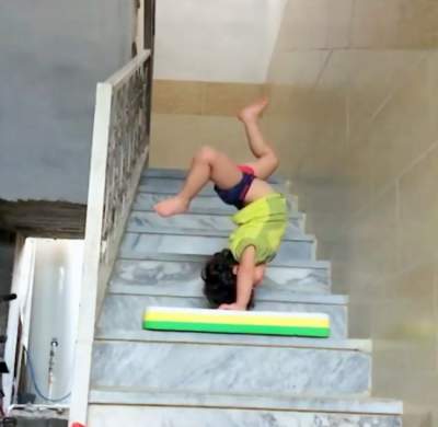 Двухлетний гимнаст удивил мир своими способностями. Фото