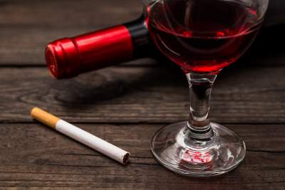 Врачи выяснили, скольким сигаретам равняется бутылка вина