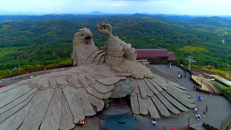 Художник 10 лет создавал скульптуру гигантского орла