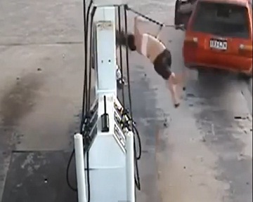 В Австралии похитительница топлива "полетала" на шланге от бензоколонки