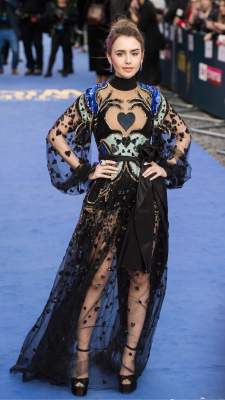 Лили Коллинз вышла в свет в прозрачном платье 