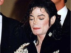 Покойного Майкла Джексона опять обвинили в растлении 