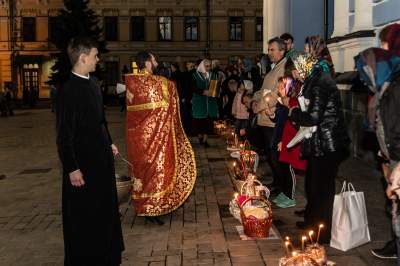 Как прошла пасхальная служба в Свято-Михайловском Златоверхом монастыре. Фото