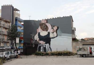 Художник из Барселоны превращает семейные снимки в муралы. Фото