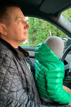 Юрий Горбунов учит маленького сына водить машину