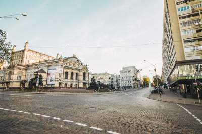 Атмосферные снимки пустынного весеннего Киева. Фото