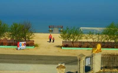 На украинском курорте смельчаки открыли пляжный сезон. Фото