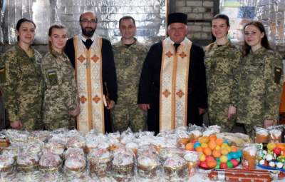 В Сети показали, как бойцы праздновали Пасху на Донбассе. Фото