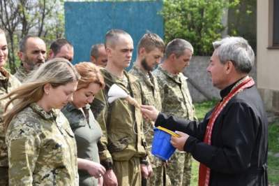 В Сети показали, как бойцы праздновали Пасху на Донбассе. Фото