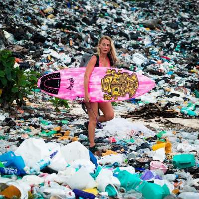 Бесстрашная серфингистка погружается в кучи мусора. Фото