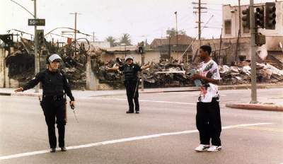 Пылающий и разграбленный Лос-Анджелес во время бунта 1992 года. Фото