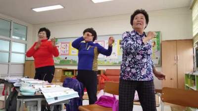 Южнокорейские бабушки, ставшие школьницами. Фото