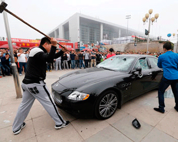 Взбешенный плохим сервисом китаец разгромил свой Maserati