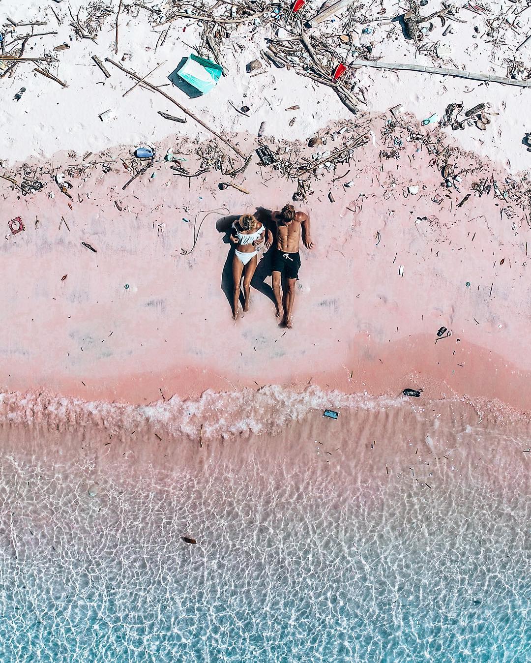 Всего за год знаменитый пляж с розовым песком изменился до неузнаваемости